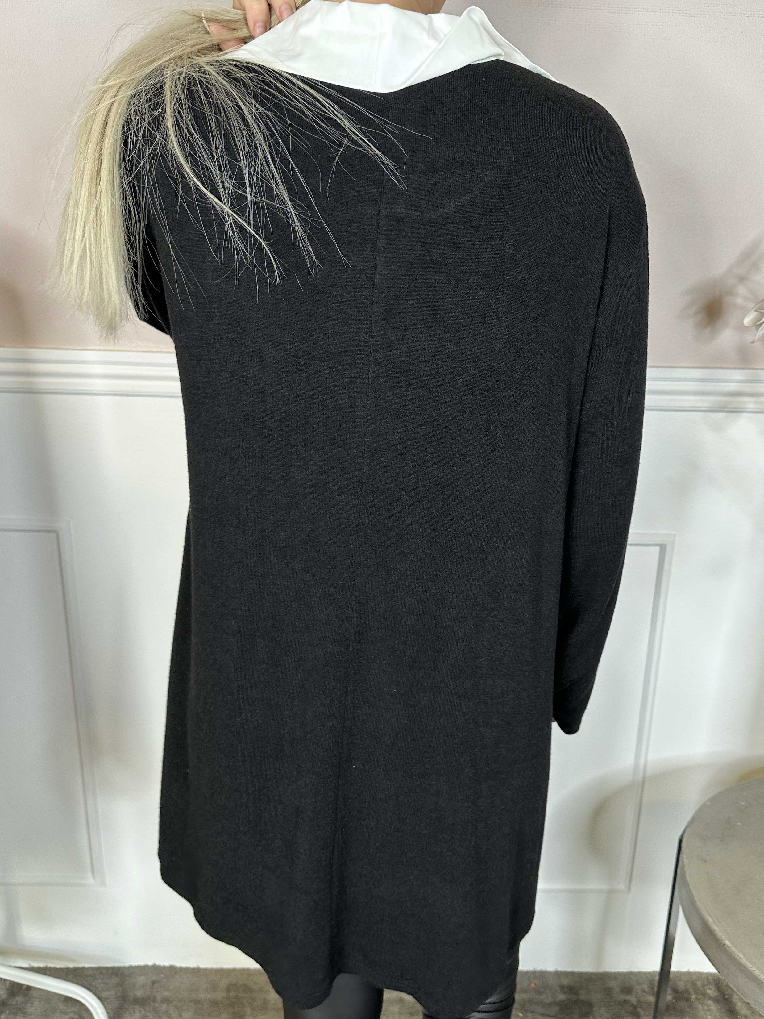 Clarita - Lång mjuk stickad blus med vit skjortkrage